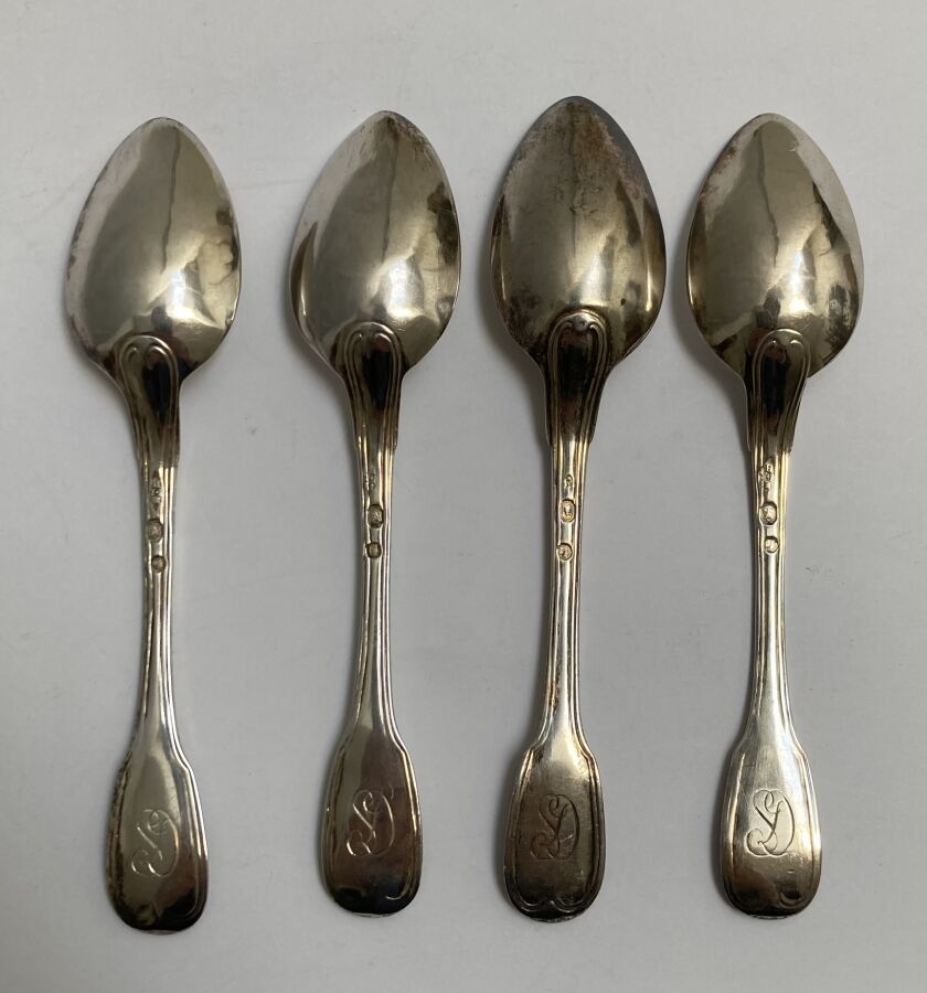 Null Set di quattro cucchiai da tè in argento, modello filetti, incisi

Parigi, &hellip;