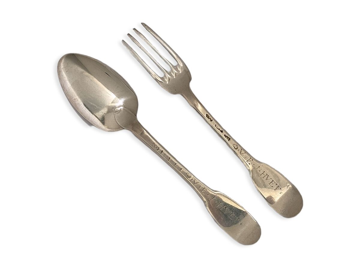 Null 银质餐具，单层模型，刻有图案

18世纪

重量：114克