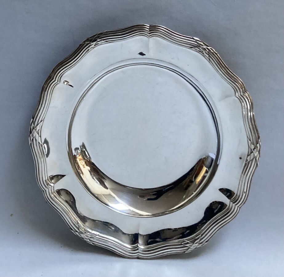 Null 圆形和空心银盘，带状设计

密涅瓦。金匠：HENIN et Cie，注册于1896年

D.：33厘米 重量：1公斤 195