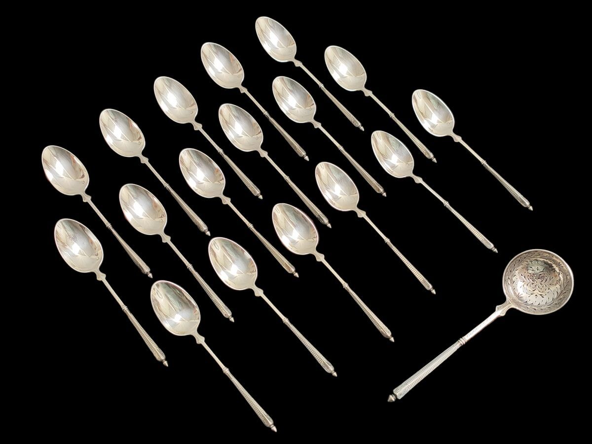 Null Set di diciassette cucchiai da tè in argento e un cucchiaio da salsiera in &hellip;