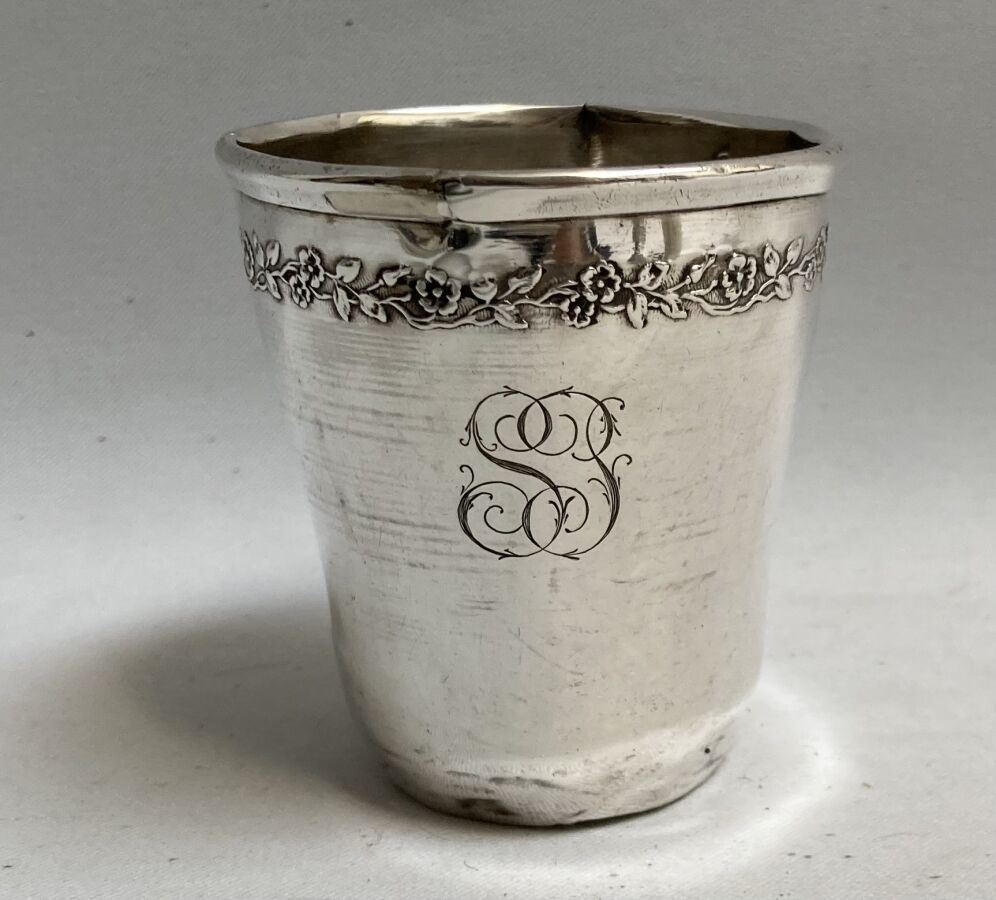 Null TIMBAL d'argento, inciso

Minerve

H.: 7,5 cm Peso: 46 gr (urti e strappi)