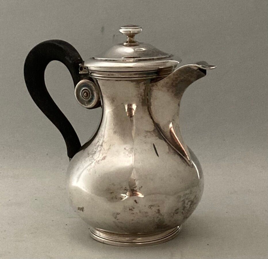 Null 有盖的银色自在瓶，带发黑的木柄

密涅瓦。Goldsmith: Martial FRAY (1849-1861)

高：10.5厘米 重量：132克（&hellip;