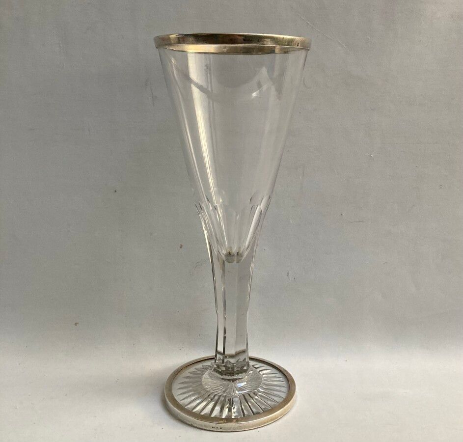 Null 切削玻璃杯，银质底座

密涅瓦。Goldsmith: G. KELLER

高度：35.2厘米