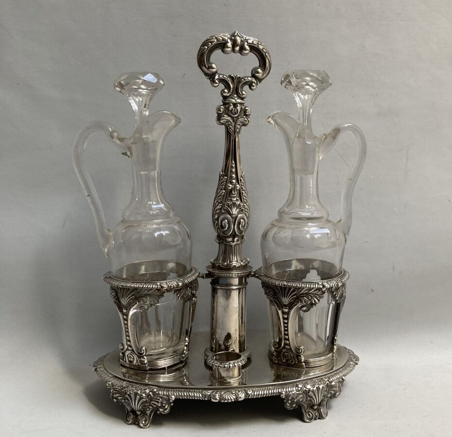 Null 银制葡萄园油壶，有丰富的叶子、贝壳和卷轴装饰

巴黎，1819-1838年

高：33.5厘米 净重：786克（包括两个水晶酒壶）