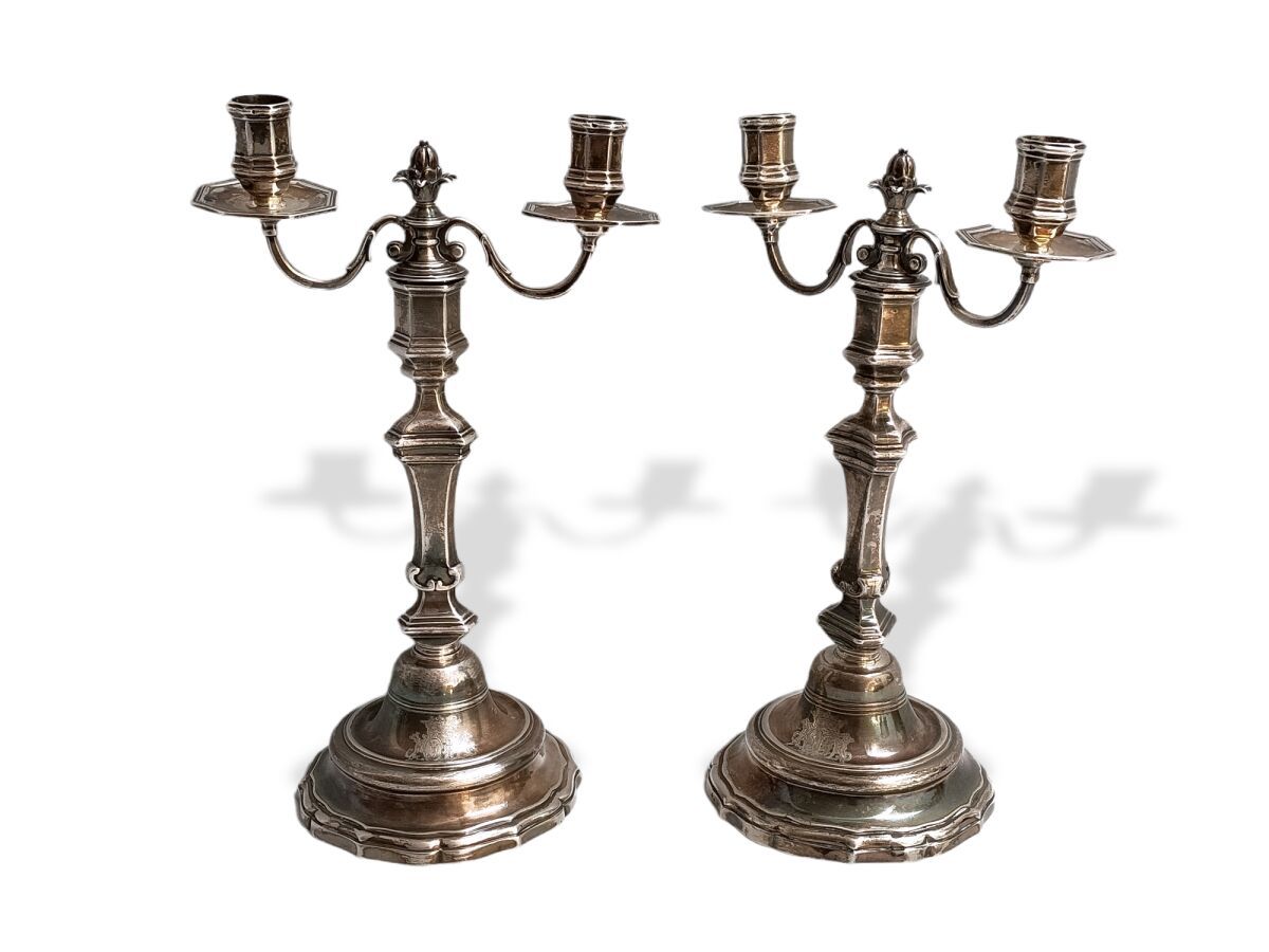 Null Pair of CANDELABRES consisting of a pair of silver torches, the base chanto&hellip;