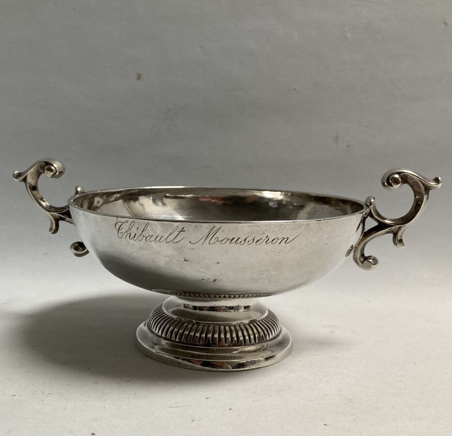 Null 一个普通的银质婚礼杯，站在一个基座上，两个应用手柄，颈部刻有

第戎，1754年

银器大师：Jean I NYAULD，1712年获得。

高：8厘&hellip;