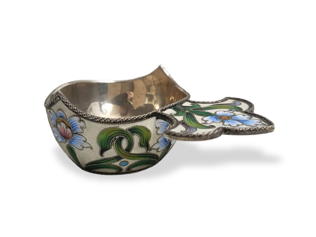 Null 掐丝装饰多色珐琅的银质KOVSH，椭圆形的托架，花形的托架

莫斯科，1899-1908。金匠：玛丽亚-瓦西里耶夫娜-塞马诺娃

高：2.8厘米 宽：&hellip;