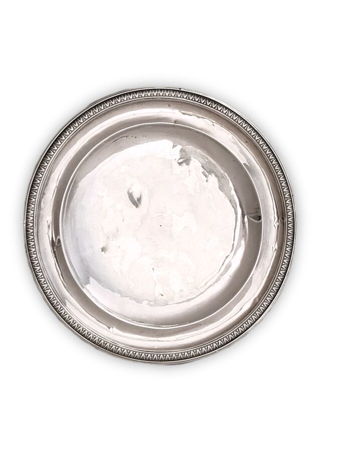 Null 一个圆形的银质COUPELLE(800/1000)，边缘铸有披针形叶子的楣。

巴黎，1809-1819。金匠：皮埃尔-诺埃尔-布拉吉埃

直径：14&hellip;