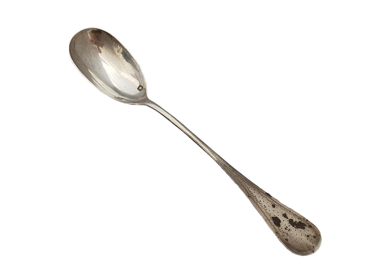 Null 雕刻装饰的银制鸡蛋勺，刻有

密涅瓦。金匠：阿道夫-布伦格 (1876-1899)

长：13.5厘米 重量：14克