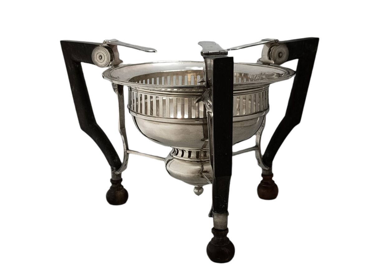 Null Lampada da tavolo rotonda in argento, su tre gambe in legno annerito, con d&hellip;