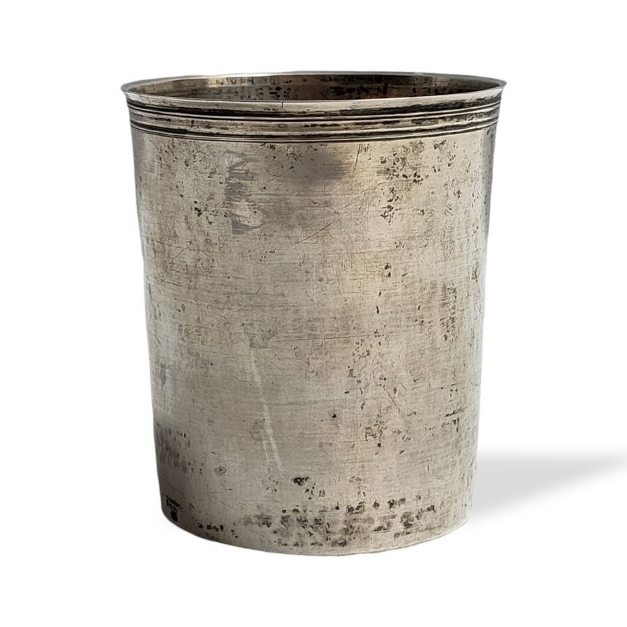 Null TIMBALE droite en argent uni, le col souligné de filets

Paris, 1787

Maitr&hellip;