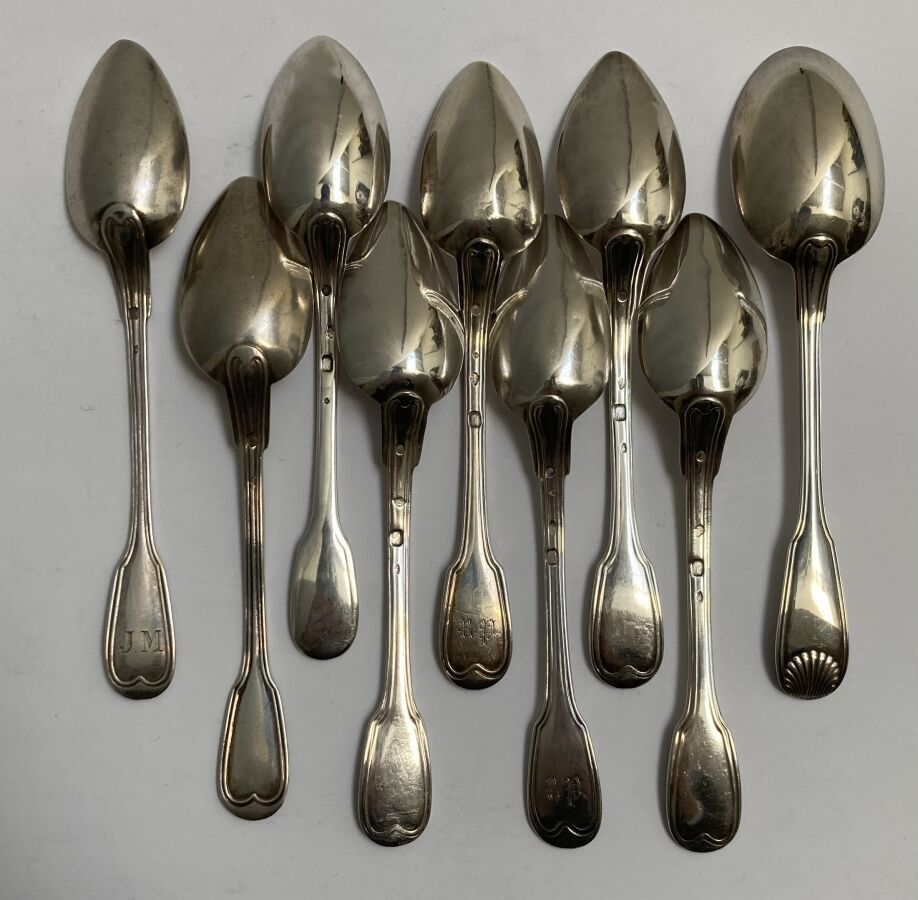 Null Nove cucchiai da tè in argento, modelli diversi

Vecchio a Minerva

Peso: 2&hellip;