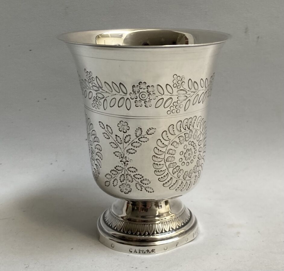 Null Tulpenförmige TIMBALE aus Silber auf einem Podest mit graviertem Dekor.

Mi&hellip;