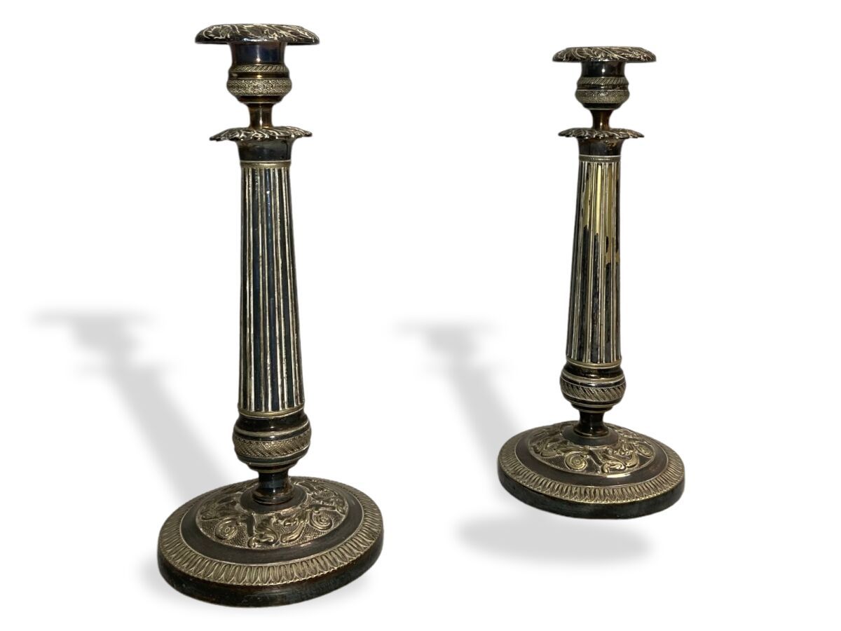 Null Paar FLAMBEAUX aus versilberter Bronze mit Kanneluren, Blättern und lanzett&hellip;