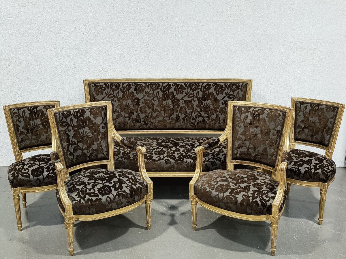 Null 雕刻，模制和镀金的木制沙龙，有凹槽的立柱，包括一个沙发，两个扶手椅和两个椅子

路易十六式（穿）