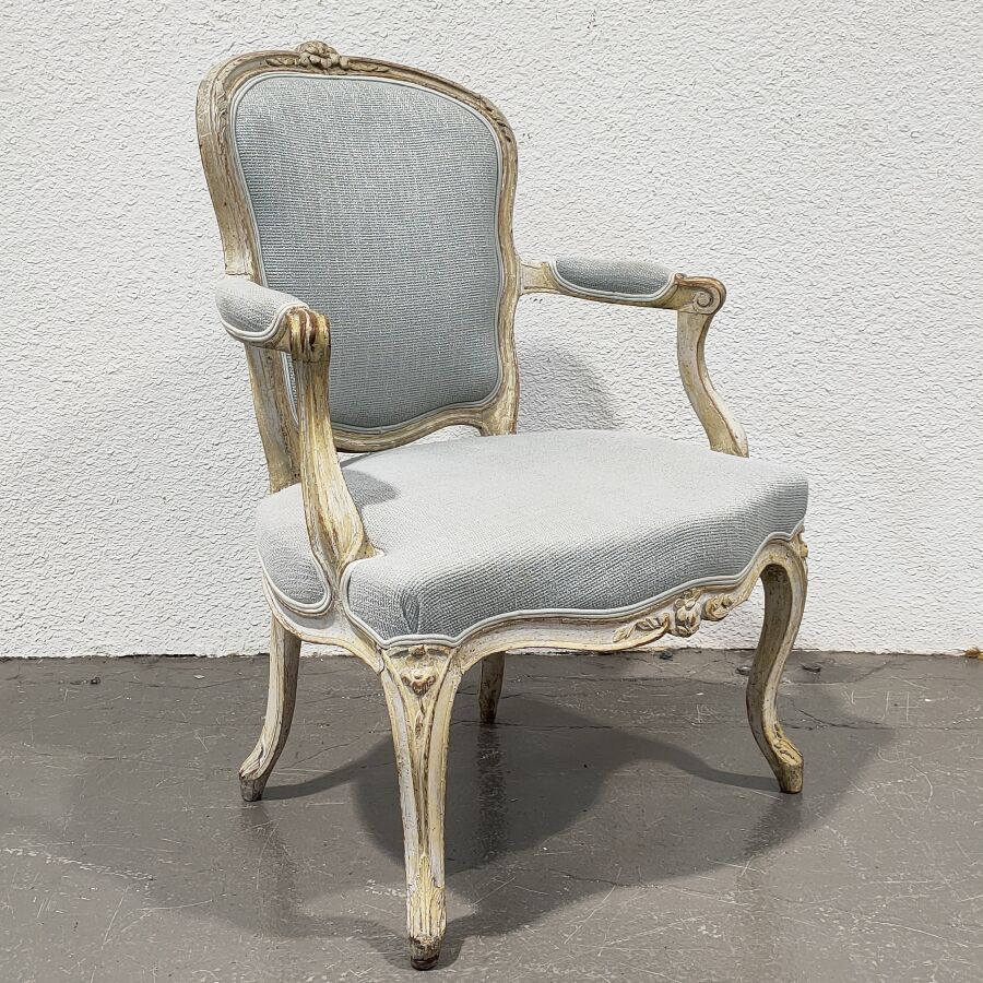 Null Convertible armchair in molded wood and rechampi

Louis XV period