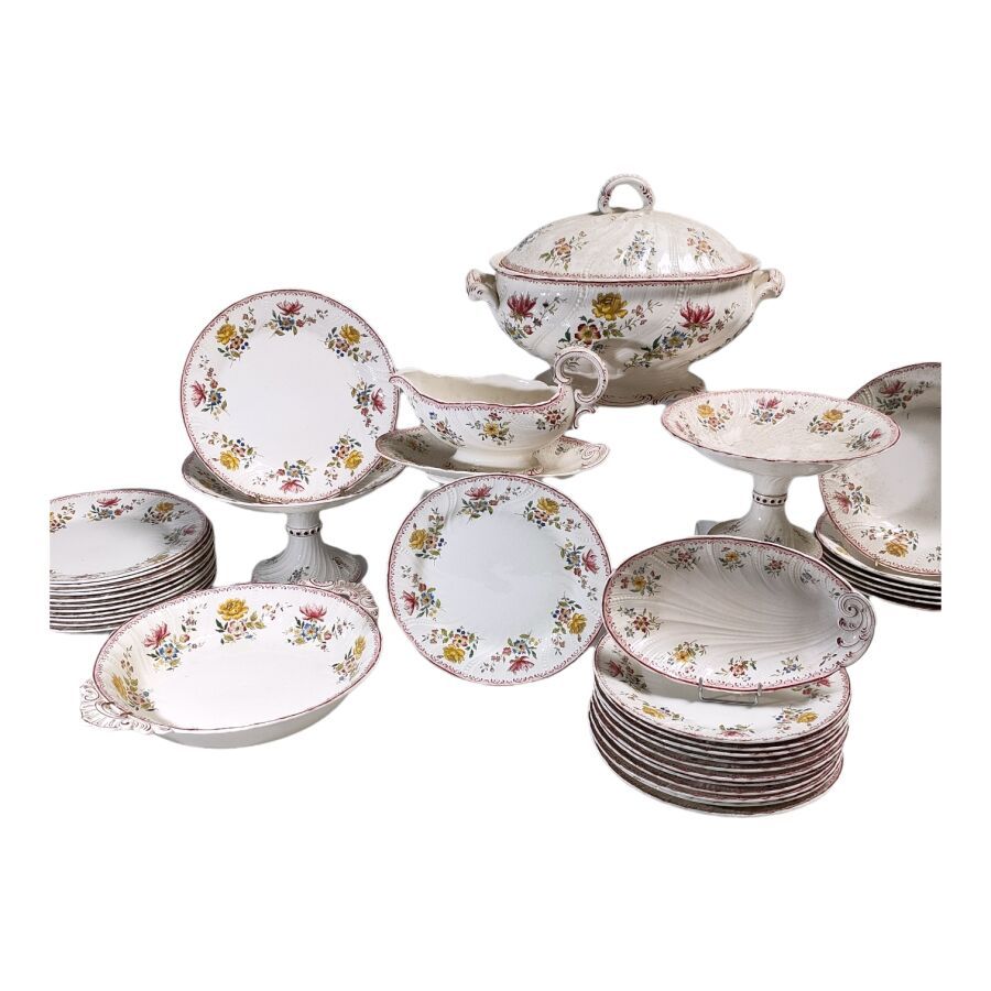 Null 沙尔盖米纳斯

多色花装饰的陶器晚餐服务的一部分，包括。

- 十二个大盘子

- 十二个甜品盘

- 六个汤盘

- 更多

- 两个高大的展示架
&hellip;