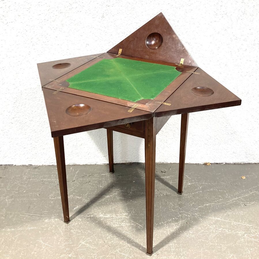 Null 天然木和单板的游戏桌，被称为手帕。

高度：75厘米 宽度：51厘米