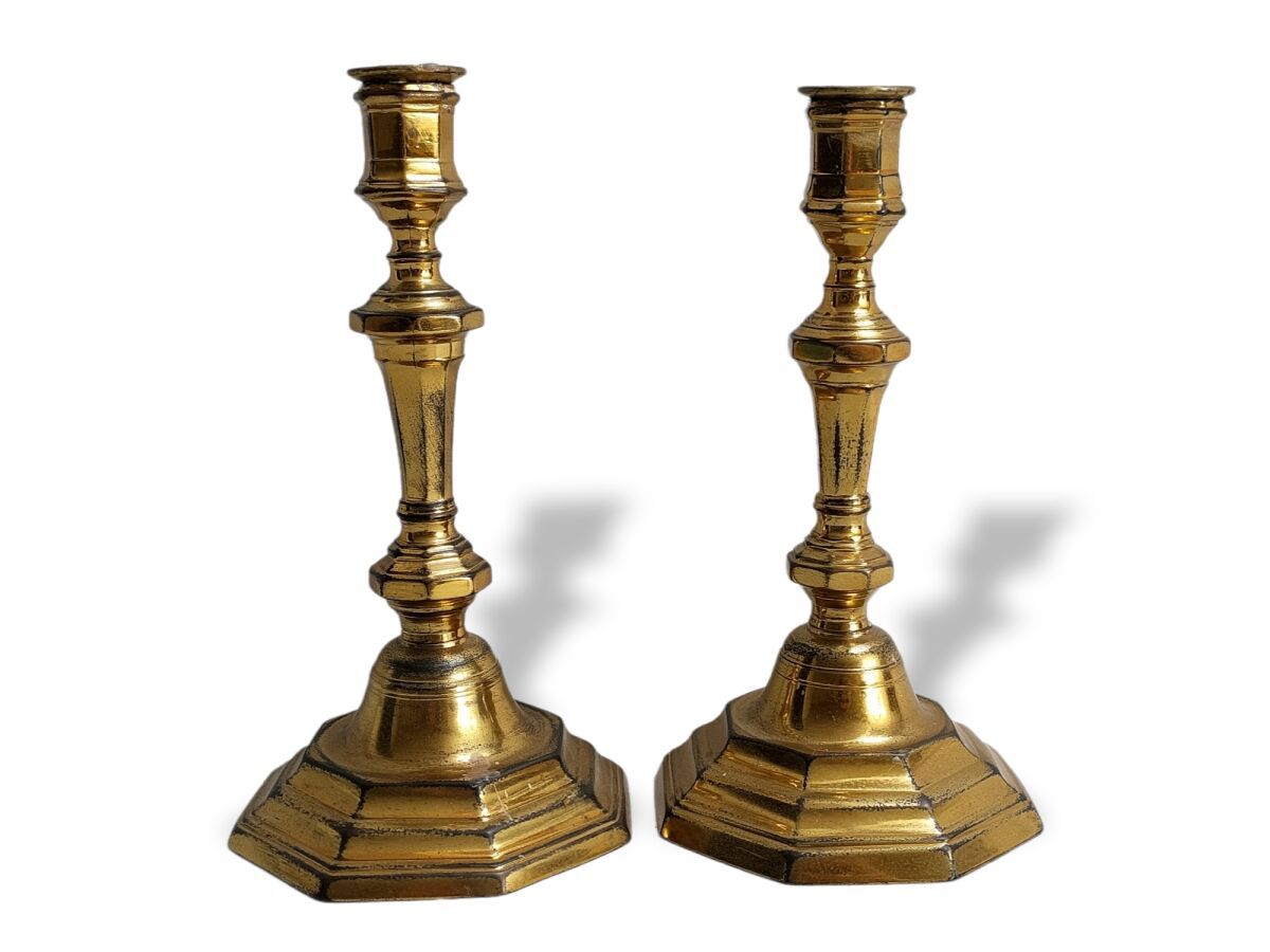 Null 一对青铜火钳，以前是镀银的

19世纪

高度：25厘米（磨损）。