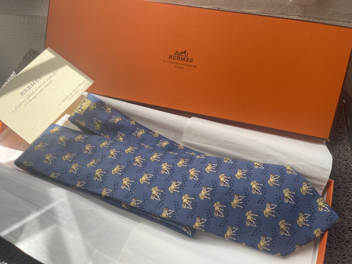 Null HERMES Paris

Tie in silk twill with blue background and box