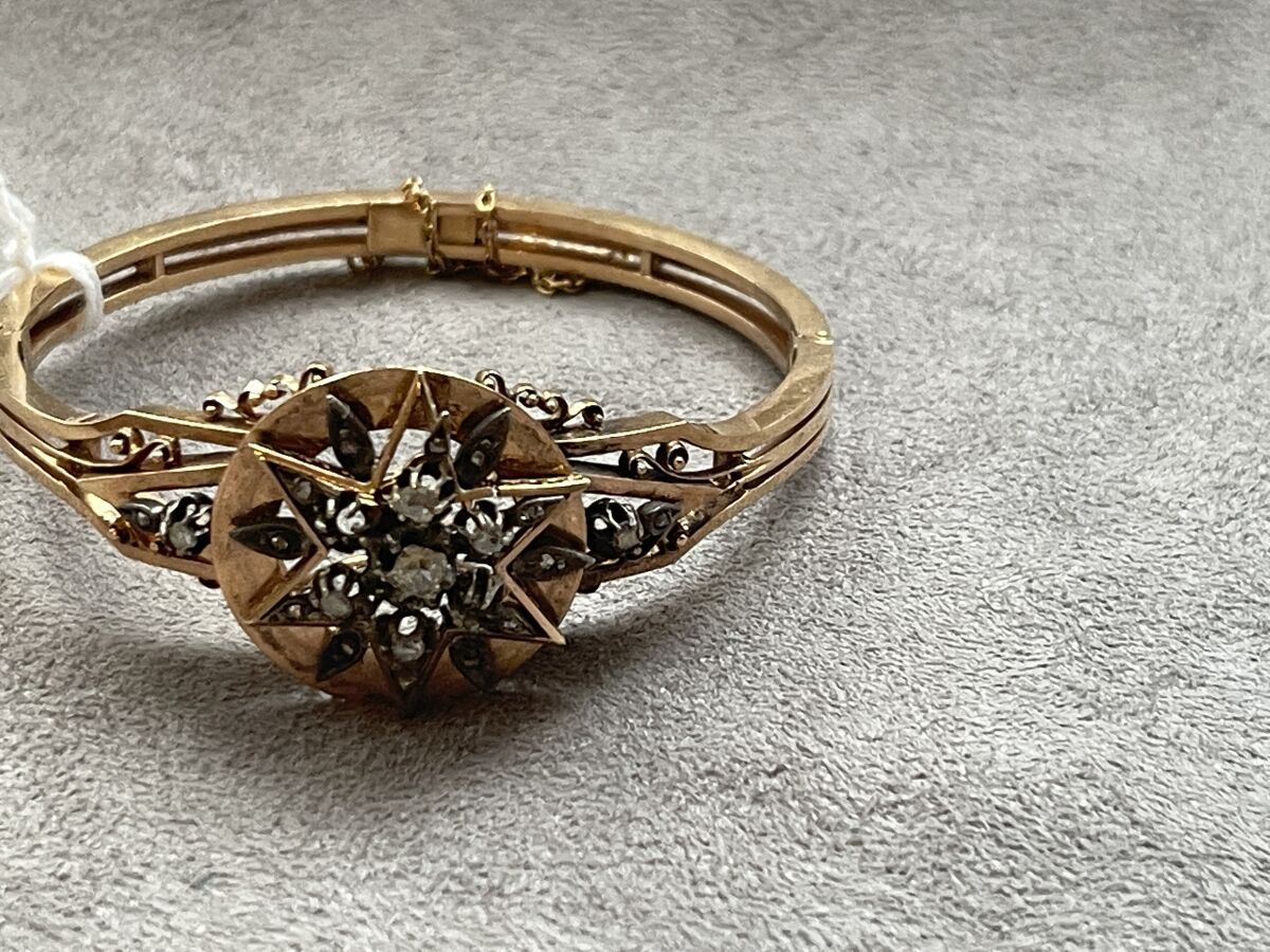 Null 金银手镯，圆形图案，镶有钻石的玫瑰，重24.8克。