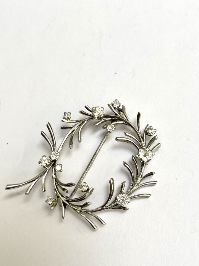 Null 白金和铂金针，镶嵌11颗钻石组成的花环，重9.5克