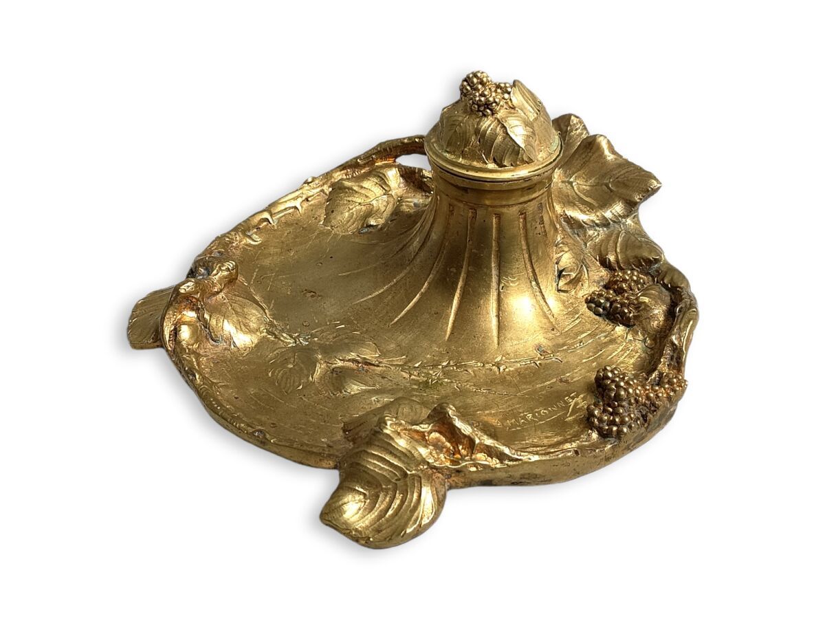 Null Albert MARIONNET (1852-1910)

Encrier en bronze doré à décor de mûres, sign&hellip;
