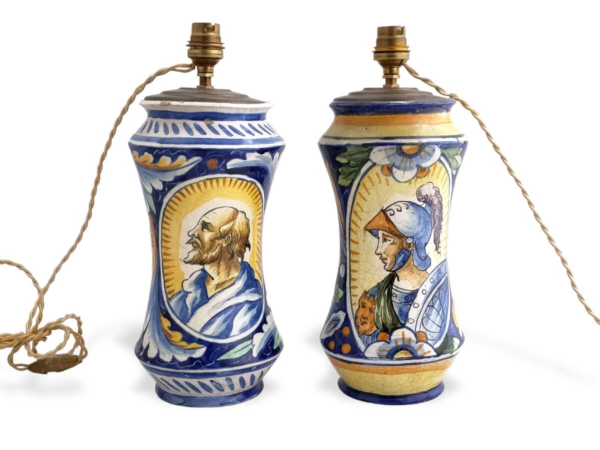 Null 两个带多色装饰的陶器ALBARELLI，安装在灯上

18和19世纪

高：25和25.5厘米（修复体）