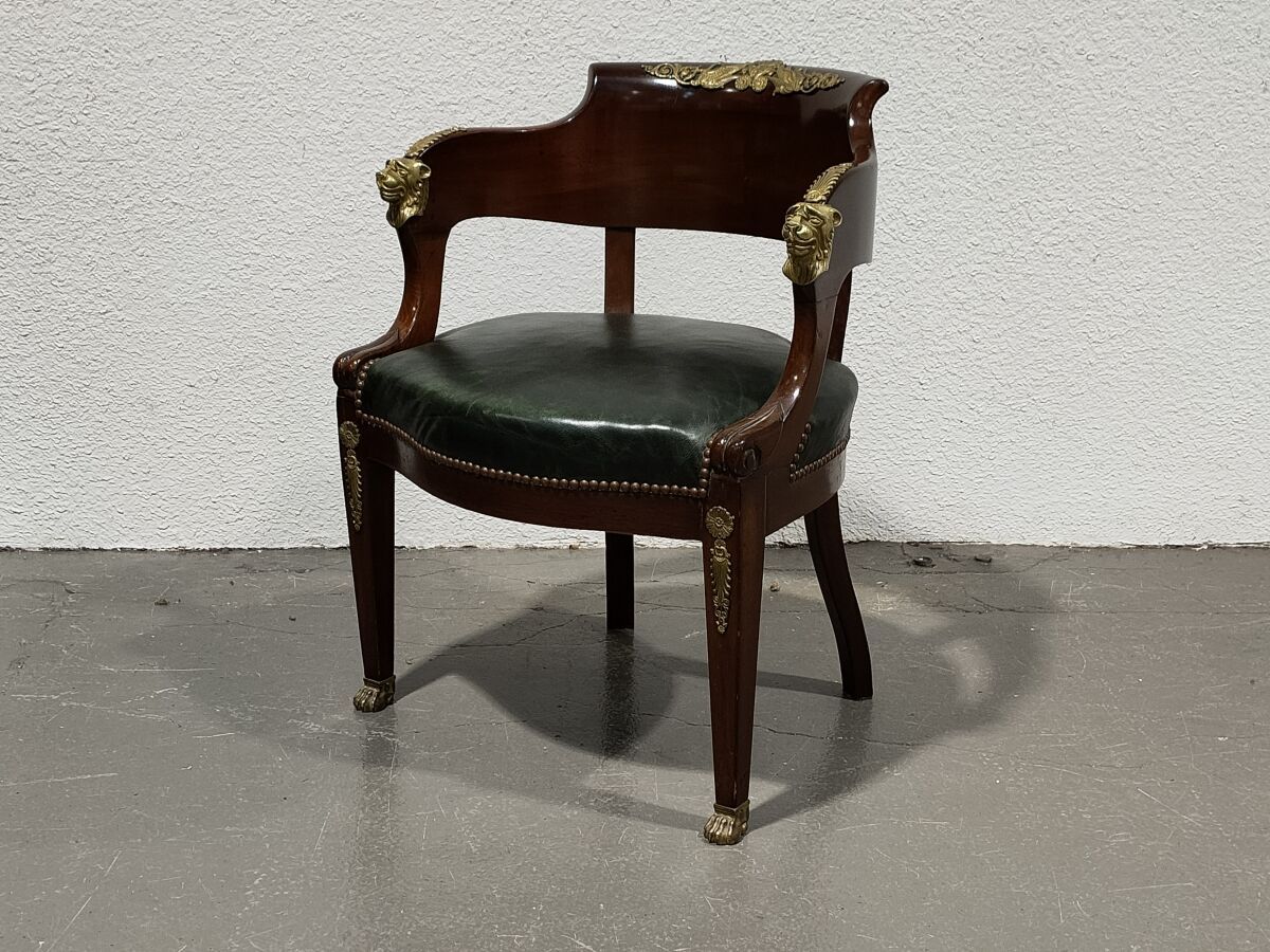 Null 一把桃花心木办公椅，椅背上有青铜天鹅的装饰，扶手上有猫头，前腿上有爪子。

帝国风格，19世纪