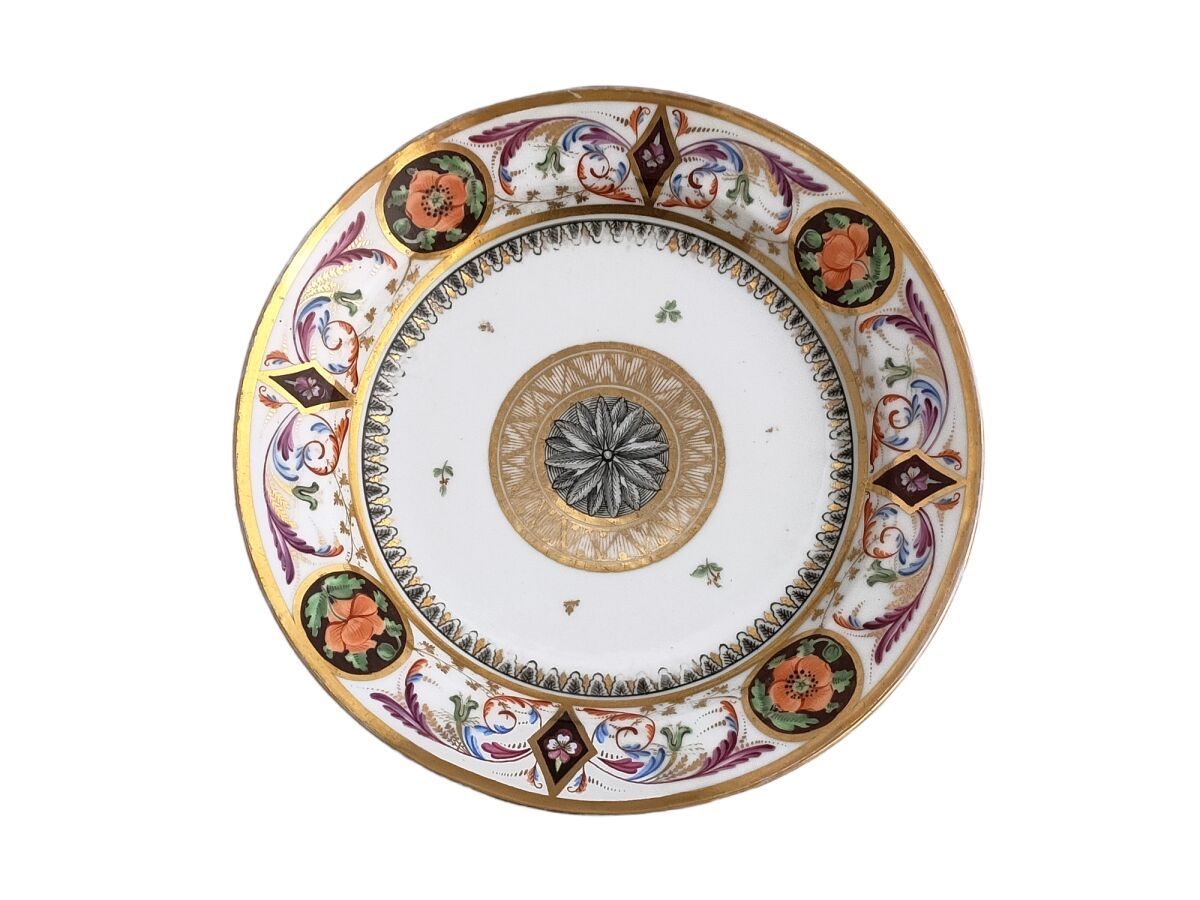 Null 巴黎

多色和金色装饰的圆形瓷盘

帝国时期

D.: 24 cm (装饰有些损坏)