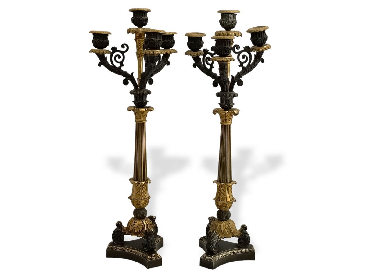 Null 一对铜制烛台，三足鼎立的底座上有一个凹槽轴和一个带有四条光臂的花束。

19世纪

高度：57厘米（一枝稍有扭曲）。