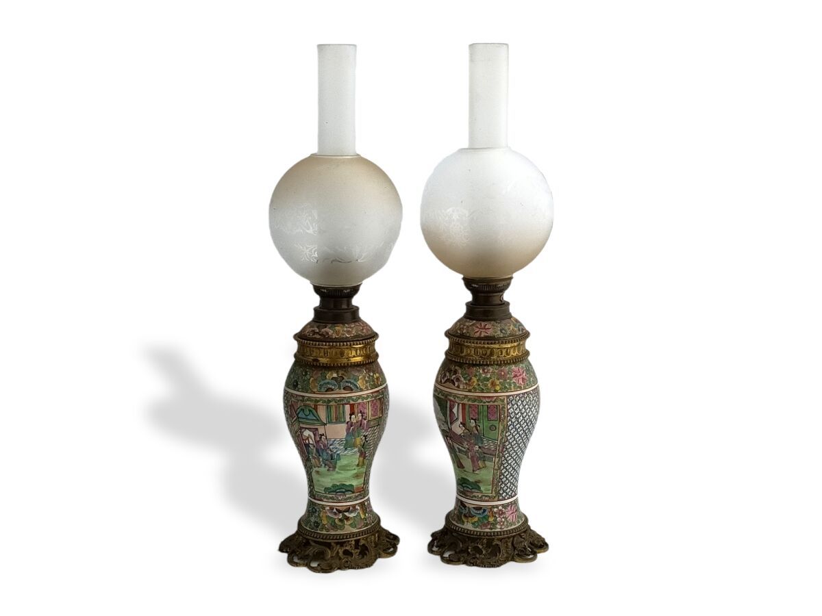 Null 中国广州

一对带多色装饰的瓷质油灯，连同其水箱一起。

总高度：65.5厘米（带电）。