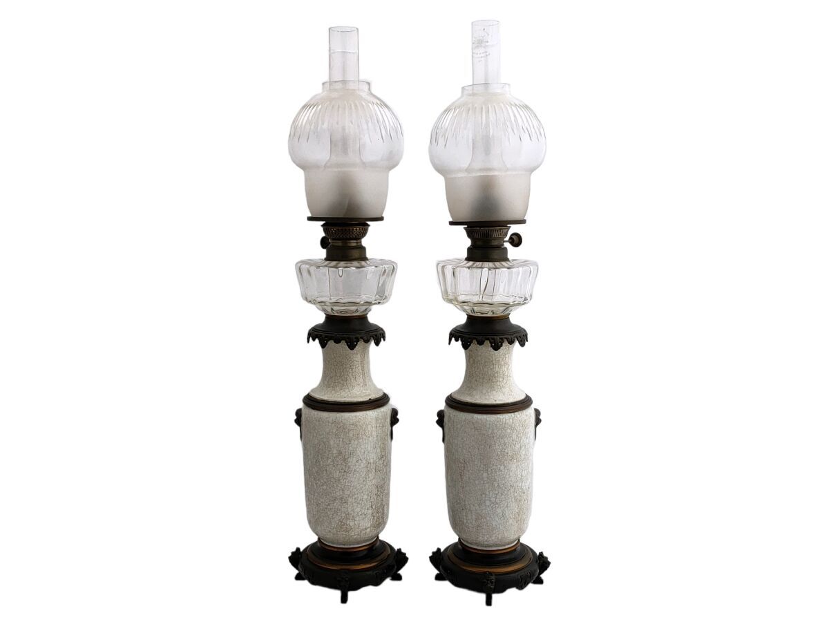 Null 中国 南京

一对瓷质油灯及其水箱

19世纪

总高度：78厘米（带电）。