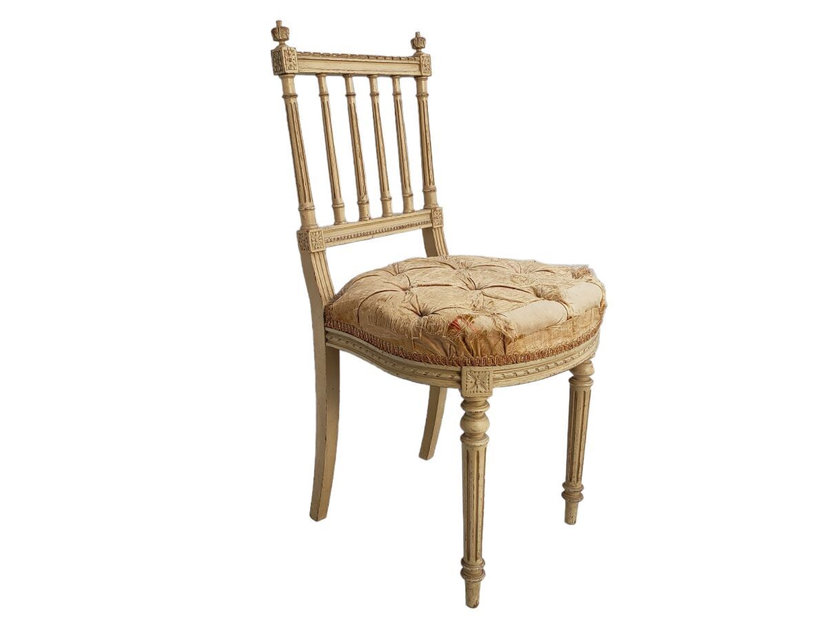 Null Fliegender Stuhl aus lackiertem Holz, die Stützen sind kanneliert.

Stil Lo&hellip;