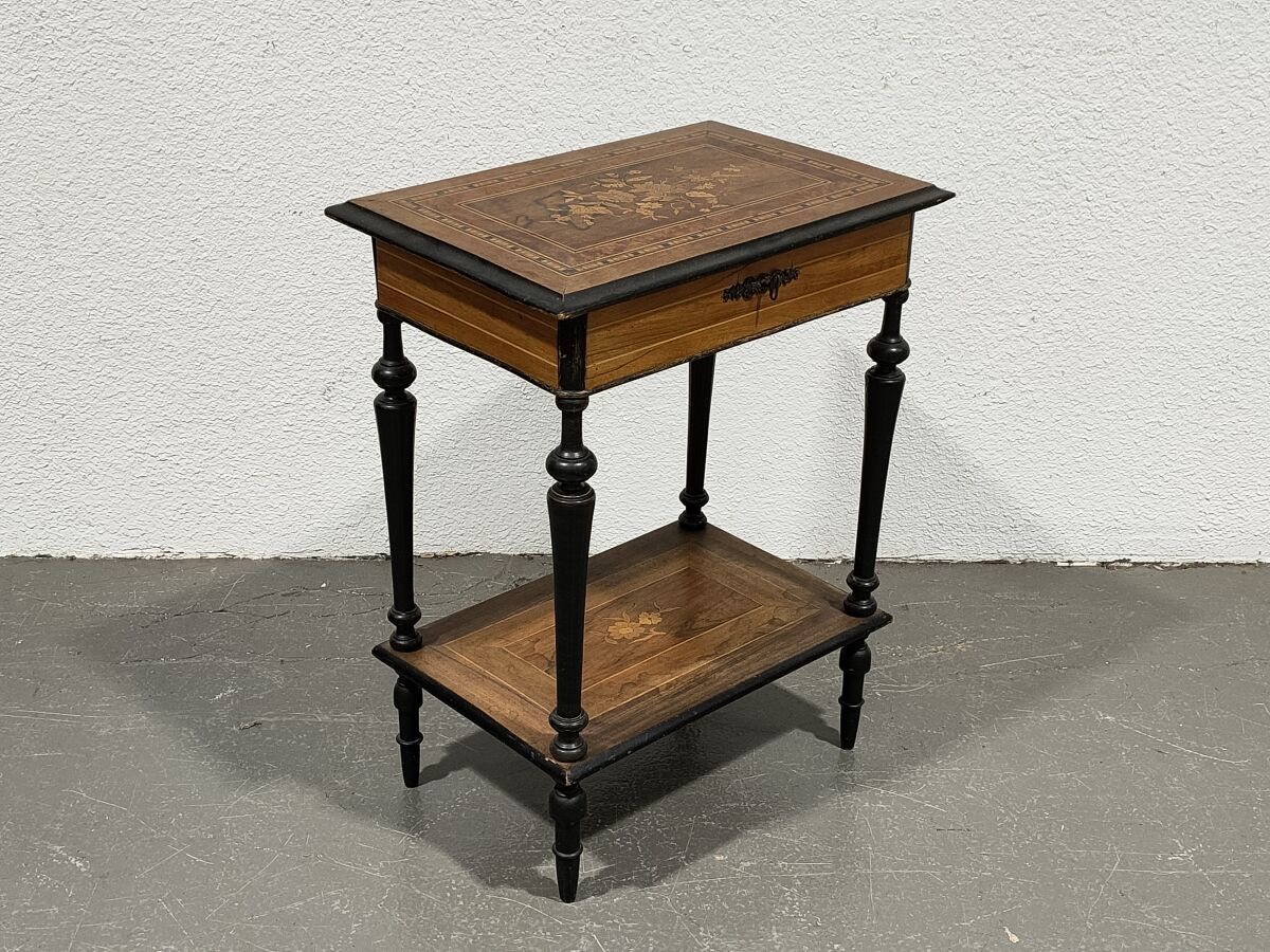Null 桌子TRAVAILLEUSE，天然木材，木皮和花纹镶嵌。

19世纪晚期

73 x 56.5 x 39.5厘米
