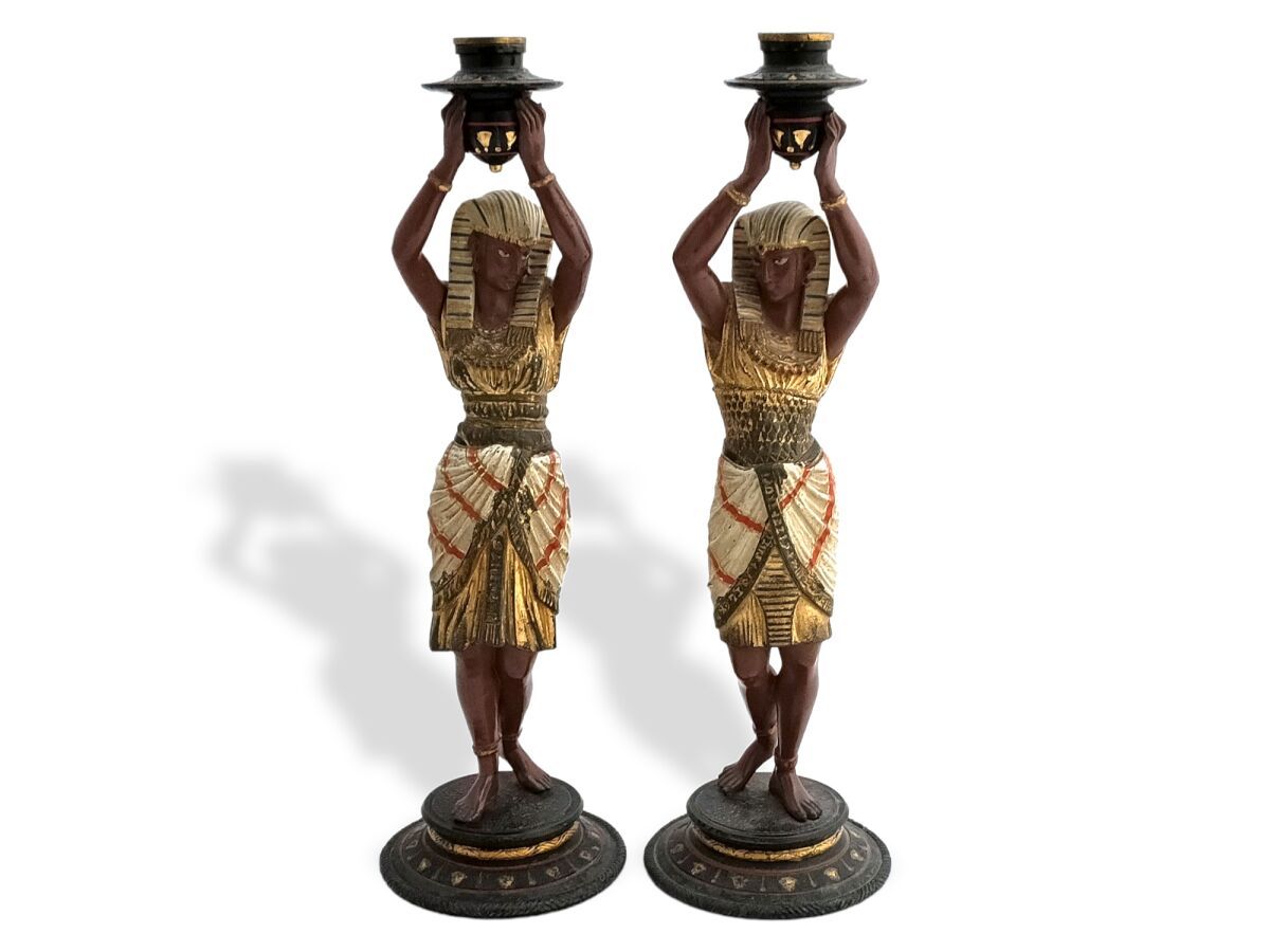 Null Ein Paar FLAMBEAUX aus polychrom bemalter Bronze, die jeweils eine Ägypteri&hellip;