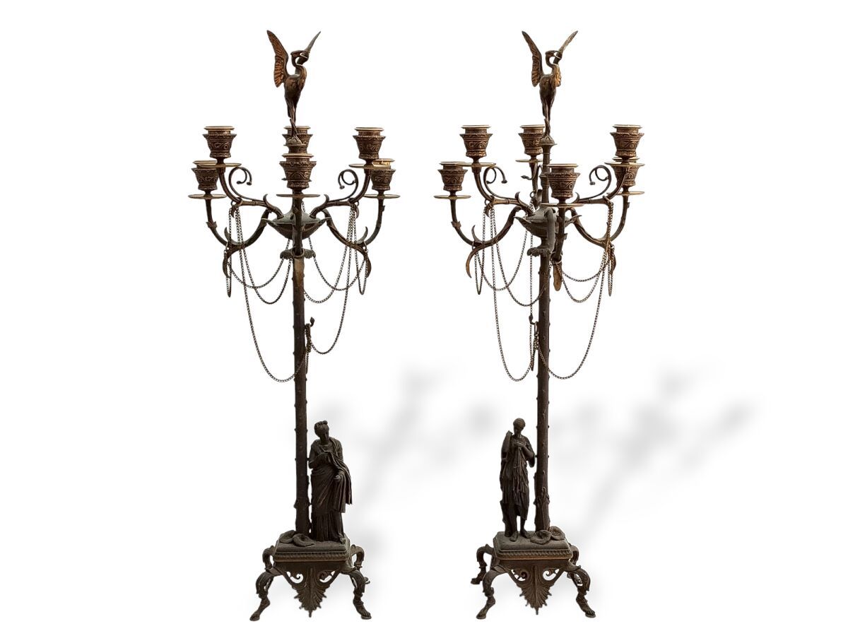 Null 一对青铜烛台，底座装饰着一个人物，花束有六个光臂，顶部是一只张开翅膀的鹳的形状，与它们的链子一起完成。

19世纪，与费迪南-巴贝迪恩的作品相比较

&hellip;