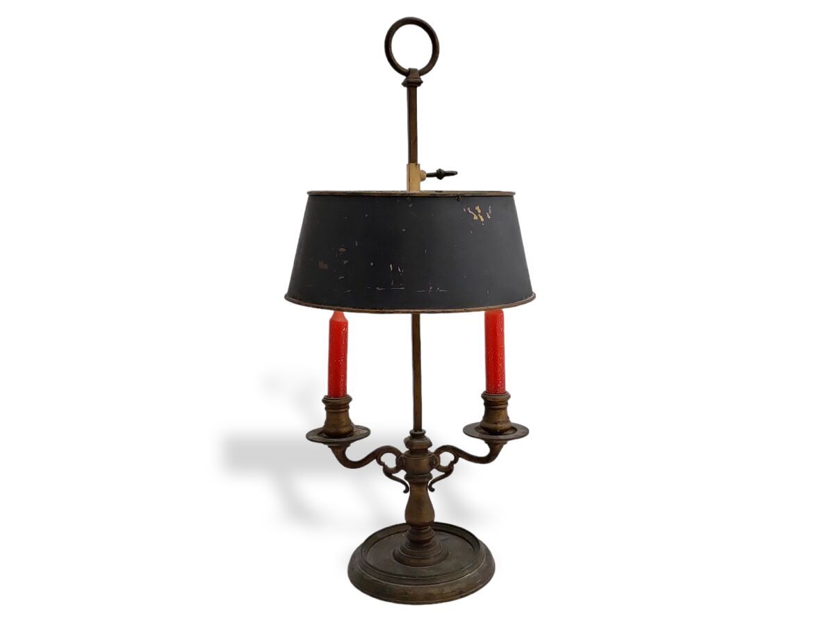 Null 烛台，有两个青铜臂，灯罩为金属板，可调节高度。

19世纪

高：58厘米（事故）。