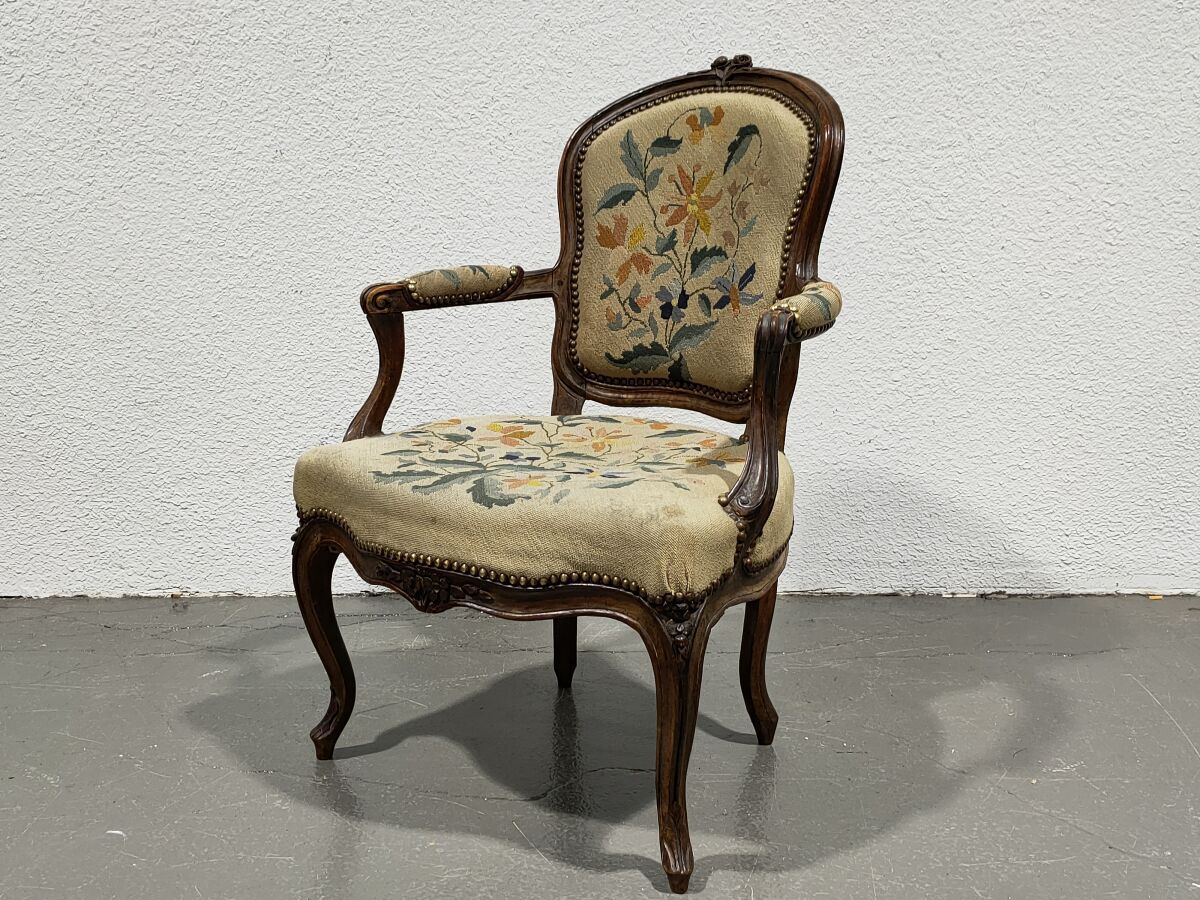 Null Convertible armchair in natural wood, carved and molded

Louis XV period