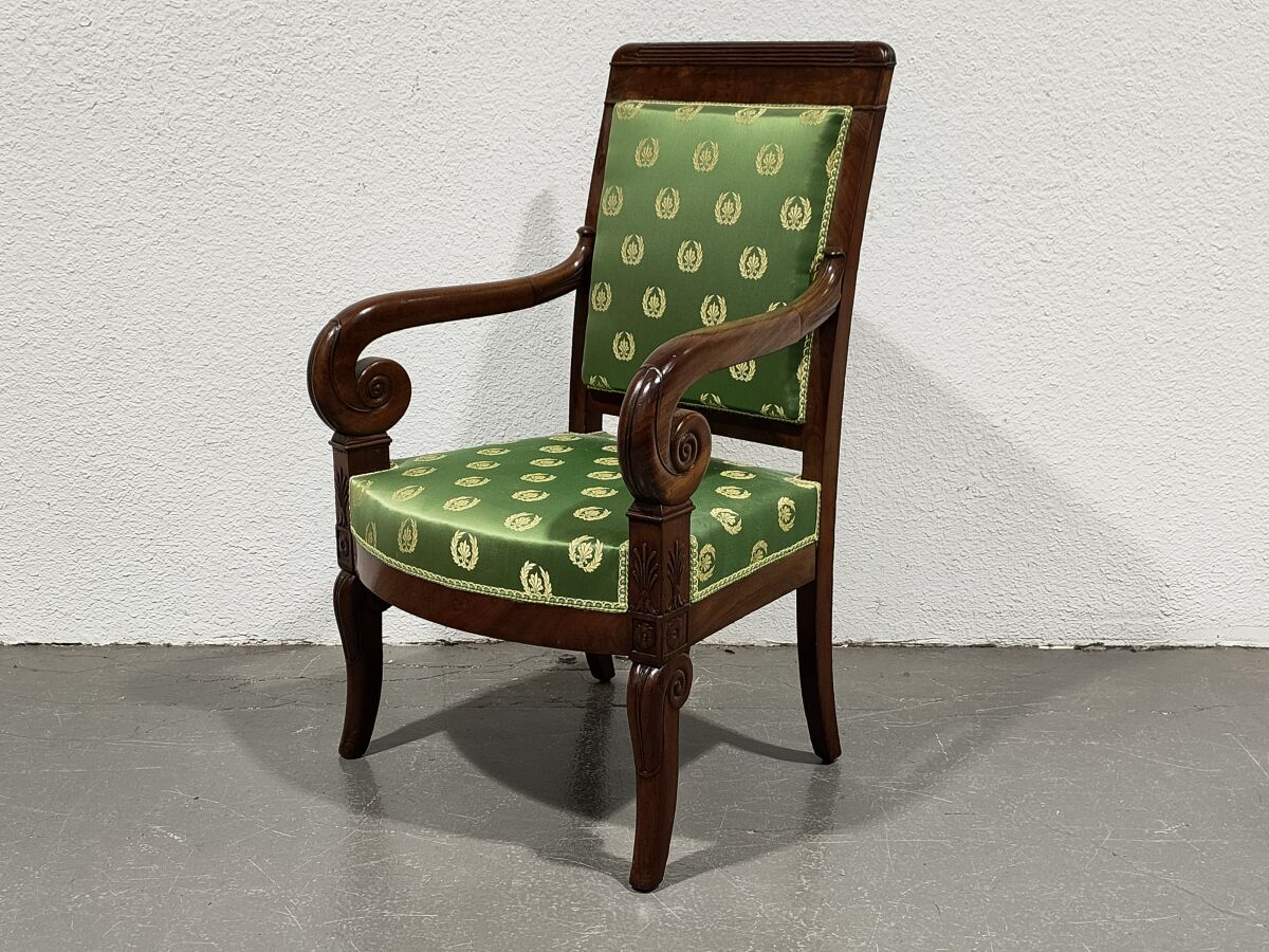 Null 雕刻和模制的桃花心木扶手椅，扶手上有托架

19世纪