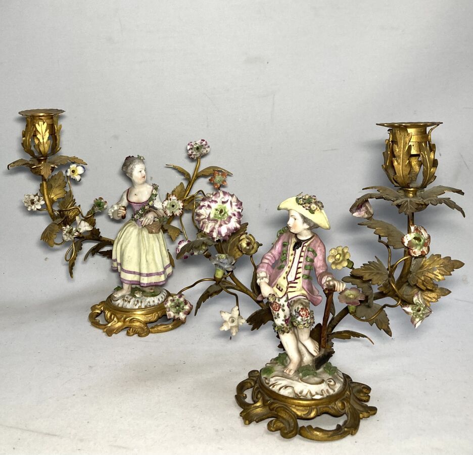 Null 一对木雕和萨克森瓷器灯笼，每个灯笼都代表一个人物，在鲜花和盛开的树枝中间。

路易十五风格，19世纪末

高：21.5厘米（小的事故，特别是在手指上）