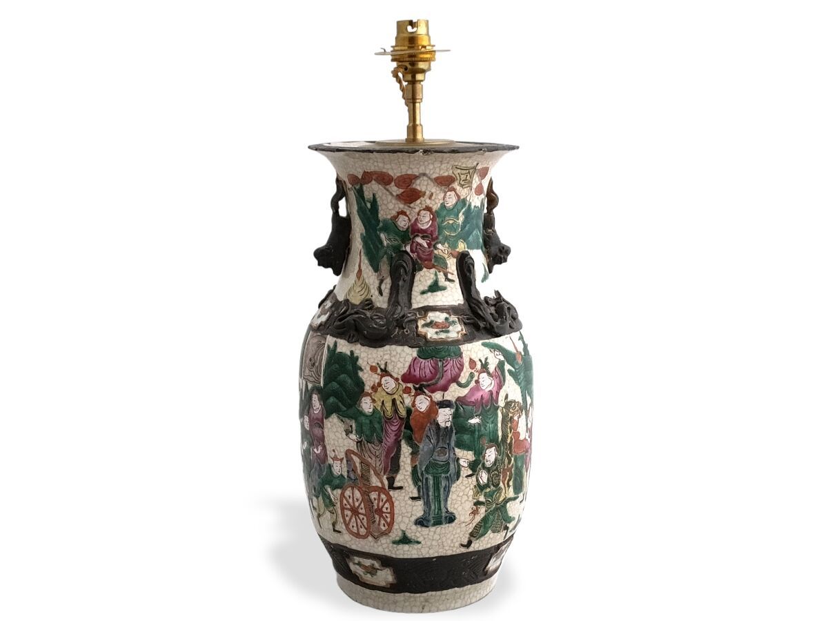 Null 中国 南京

瓷器花瓶，带多色装饰，安装为灯具

高度：34厘米