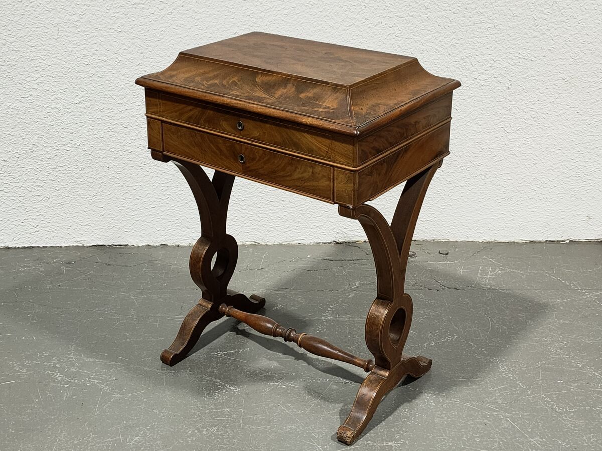 Null TABLE TRAVAILLEUSE en bois de placage

Epoque Charles X

H.: 72 cm l.: 53 c&hellip;