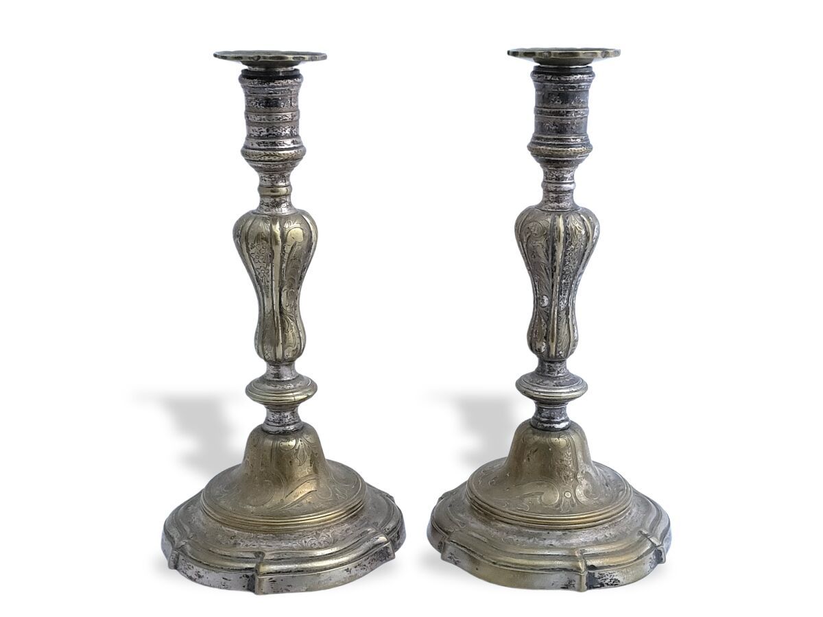 Null Paire de FLAMBEAUX en bronze argenté

Style Louis XV

H.: 26.5 cm (usures à&hellip;