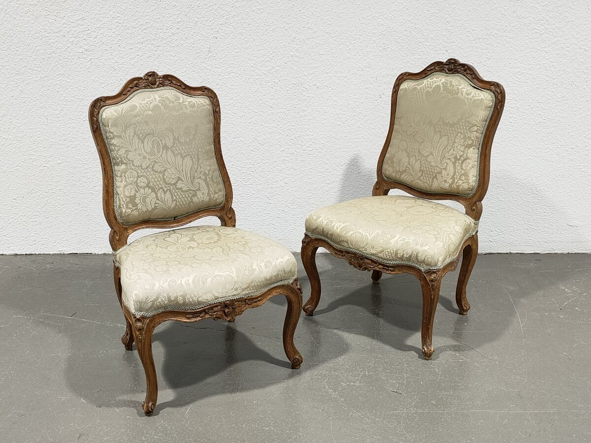 Null Pair of low chairs, in carved and molded natural wood

Louis XV period

H.:&hellip;