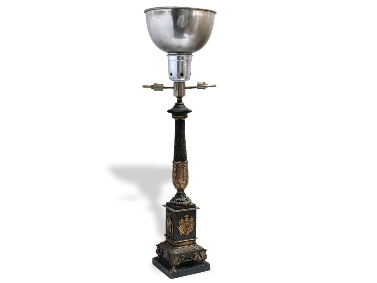 Null Lámpara de bronce, con base cuadrada coronada por un fuste de hojas

Estilo&hellip;