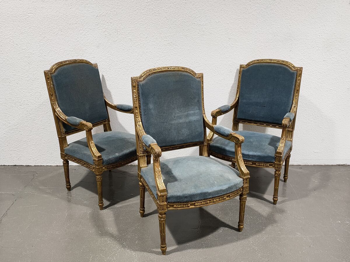 Null 一套三件雕刻、模制和镀金的木制扶手椅，平背被称为 "à la Reine"，有凹槽的和带鱼鳍的立柱。

路易十六风格，19世纪末