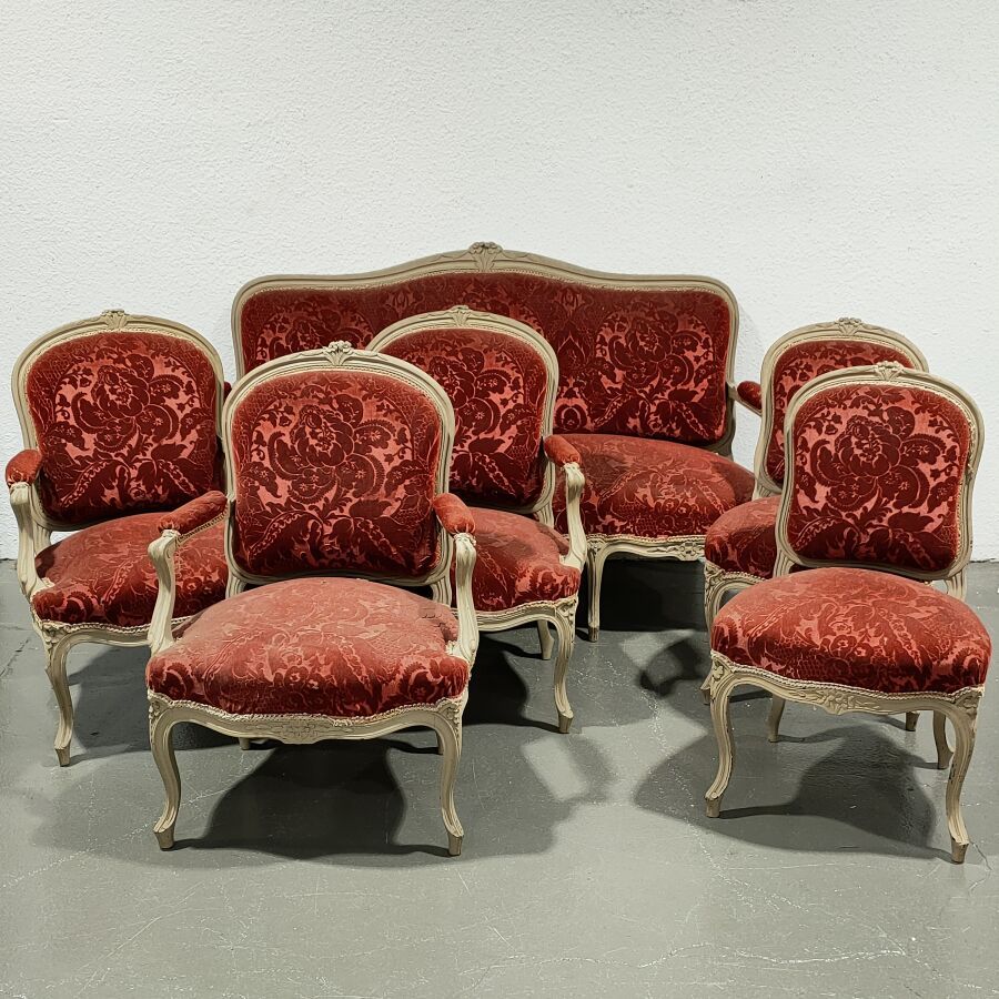Null 雕刻、模制和涂漆的木制沙龙，包括一张沙发、三把扶手椅和两把椅子，装饰有鲜花，平背 "à la Reine"。

路易十五风格

长（沙发）：177厘米