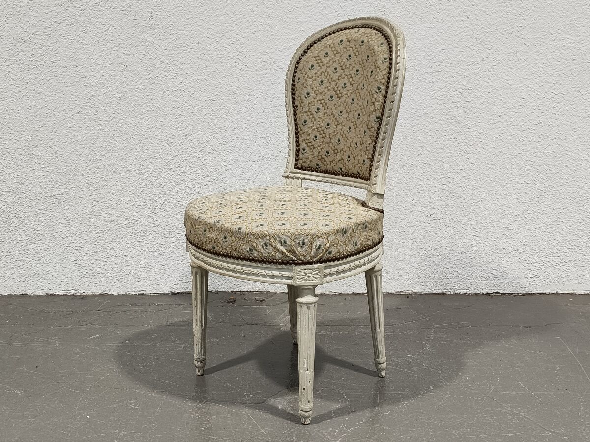 Null 雕刻、模制和重装的木椅

路易十六风格，19世纪