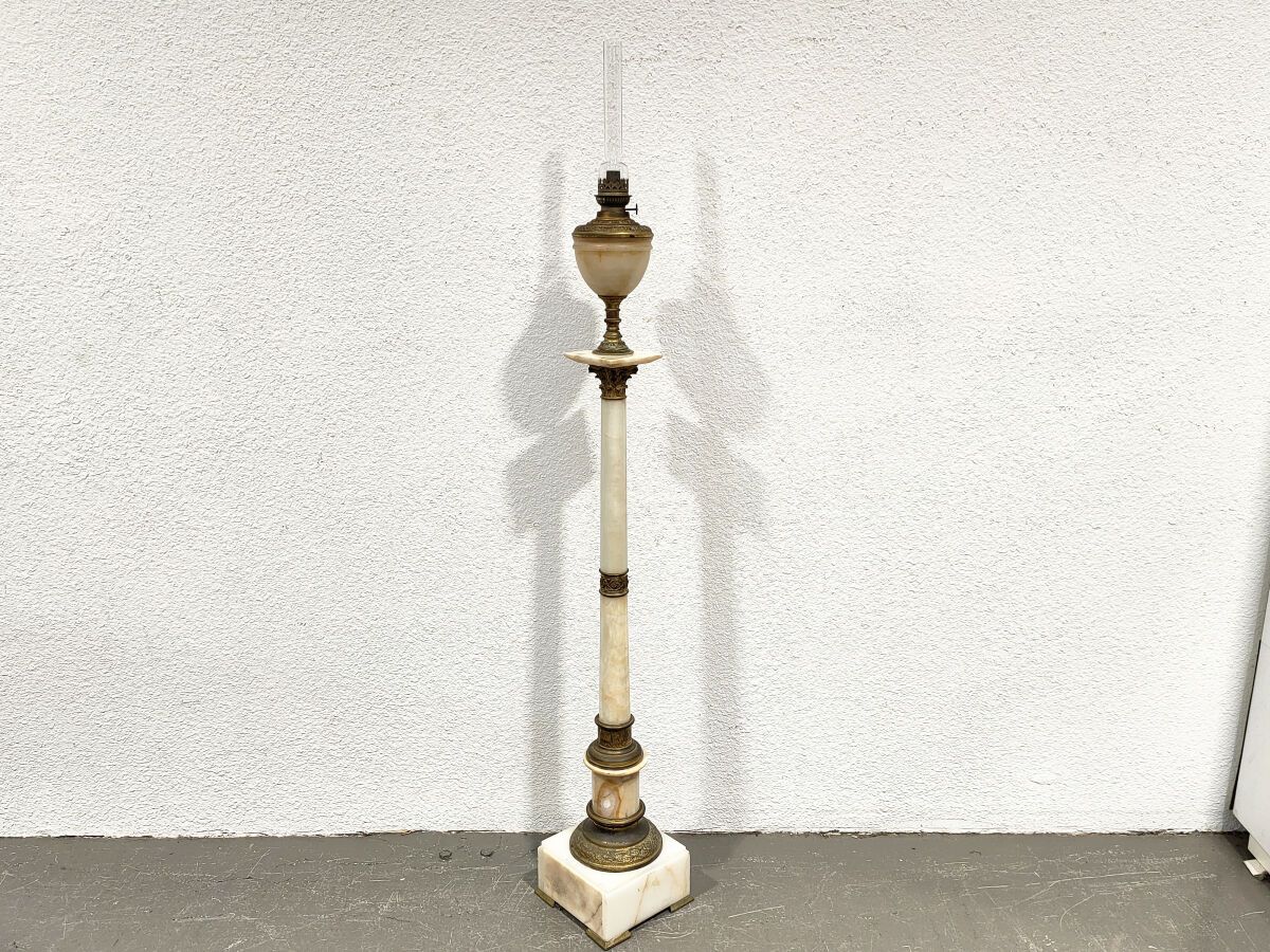Null 缟玛瑙、雪花石和铜制的LAMPADAIRE，连同其水箱一起。

20世纪初

高度：150厘米